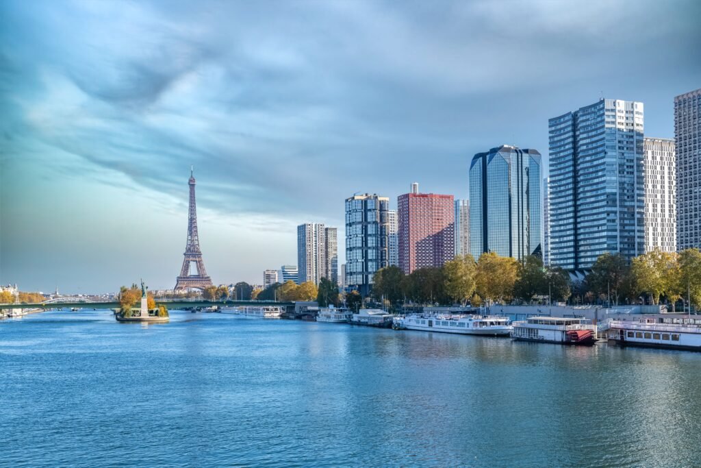 Paris, the Grenelle bridge , with the liberty statue, and the Ei